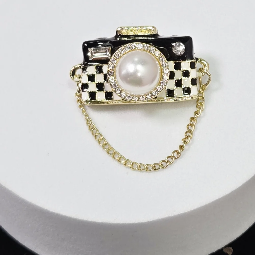Vintage Camera Brooch Retro Photography Pin Gold Rhinestone Pearl